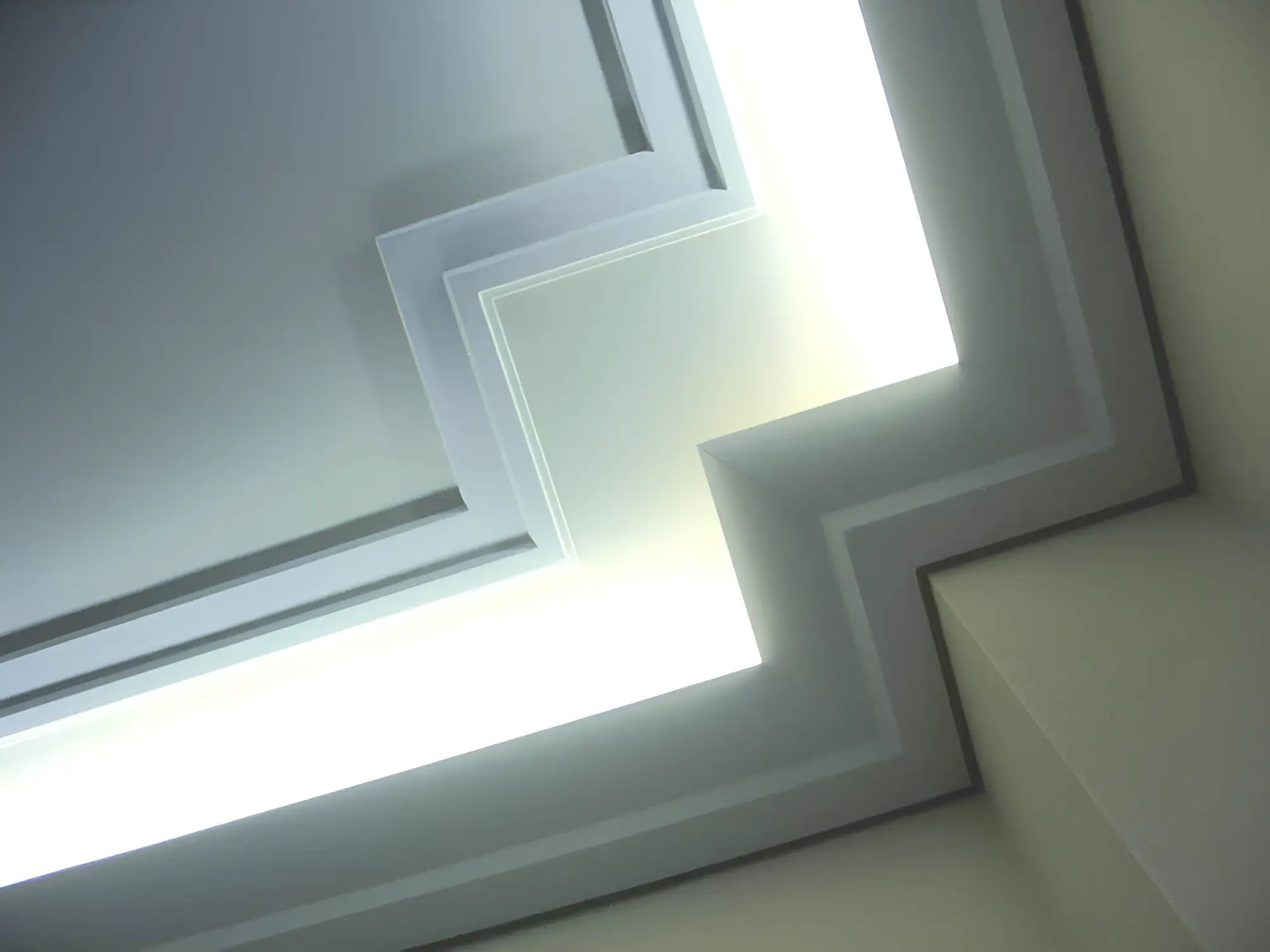 Cornice C356 in bianco | 100 x 20 x 2000 mm