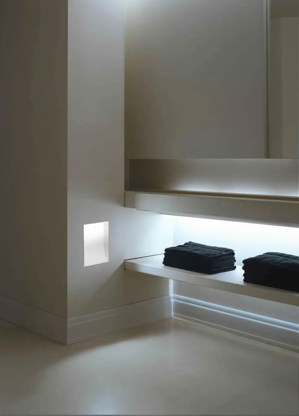 Zoccolino SX104 in bianco | 17 x 148 x 2000 mm